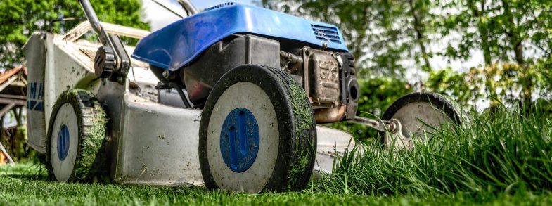 Wann darf man in Deutschland Rasenmähen? Rasenmäher Garage